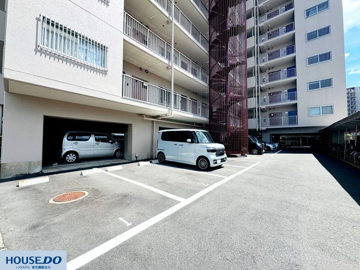 白線や番号がしっかりと整備された、使い勝手の良い平置きの敷地内駐車場です♪すっきりと車を駐車できるスペースが確保されており、毎日の車の出し入れやスムーズなカーライフをサポートしてくれる安心の環境です☆