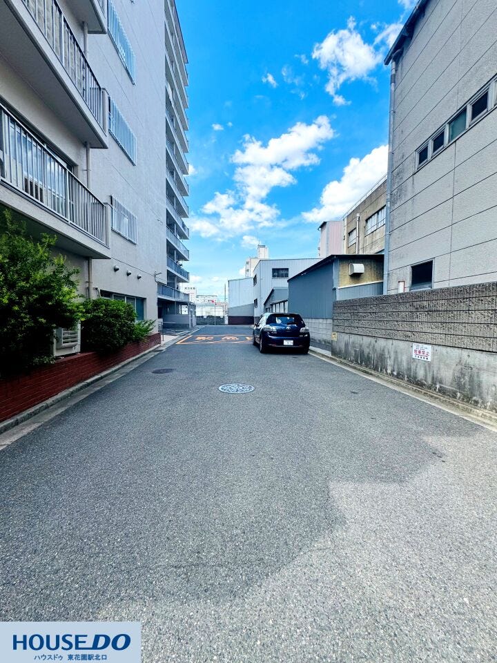 すっきりと整備された落ち着きのある前面道路および周辺の街並みです☆建物が程よく調和した静かで安心感のある環境となっており、毎日の通勤や外出も快適にこなすことができる便利なロケーションです!