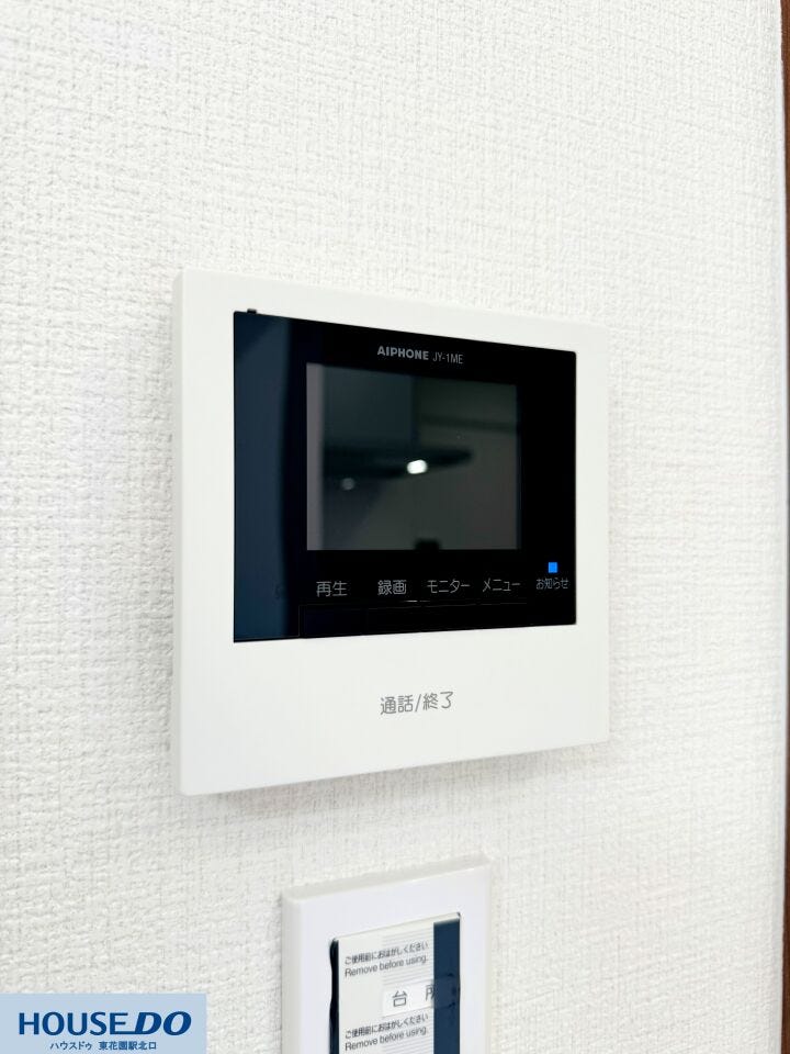 来訪者をしっかりと確認できるカラーモニター付きのインターホンです☆録画機能なども備わっており、防犯面でも安心して暮らすことができる頼もしいセキュリティ設備です!