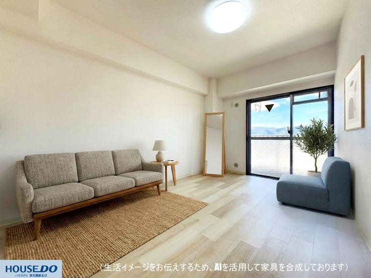 大きな窓から青空と爽やかな景色が広がる、明るく開放的なリビングルームです♪温かみのあるフローリングとすっきりとした白い内装が調和しており、ゆったりと快適な時間を過ごすことができます☆