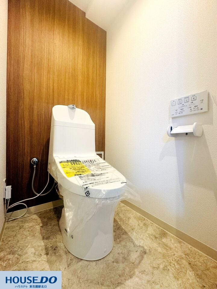 木目調のアクセントクロスが温もりを演出する、すっきりと洗練されたトイレです♪機能的なウォシュレット一体型便器を採用し、壁面のリモコンやペーパーホルダーなど、使いやすさとデザイン性にこだわっています☆