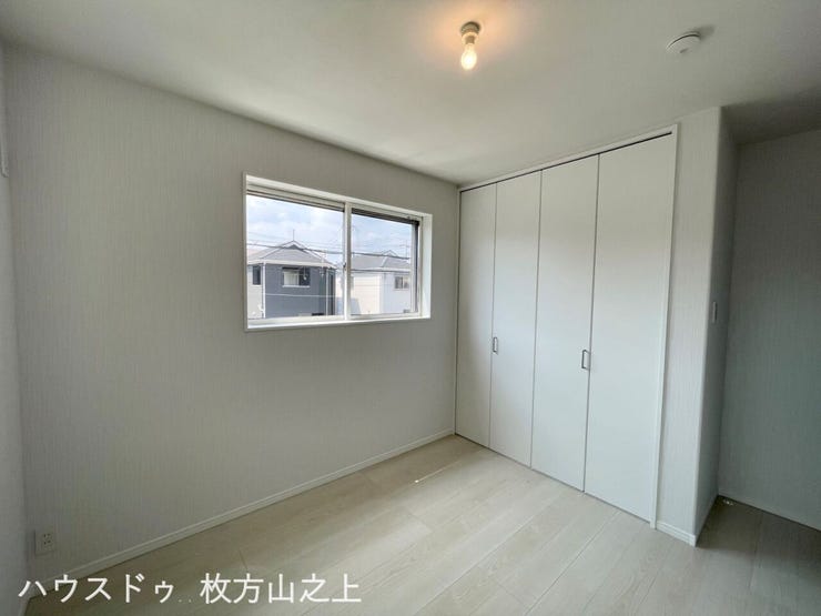 クローゼットを備えた洋室。衣類や荷物をすっきり収納できます。
