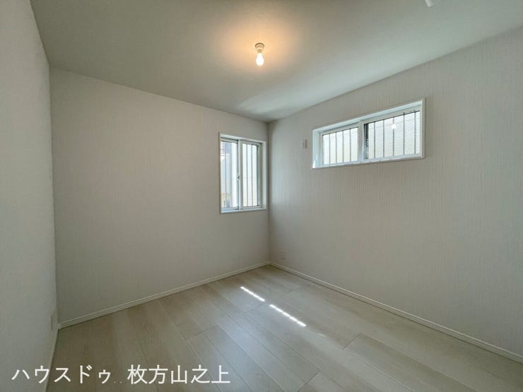 2か所の窓から自然光を取り込める、すっきりとした洋室です。