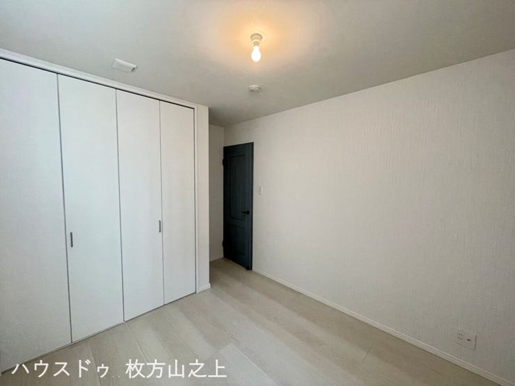 壁一面に収納を備えた洋室。生活感を抑えた空間づくりができます。