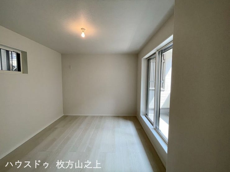 2方向から採光できる洋室。明るさと開放感を感じられるお部屋です。