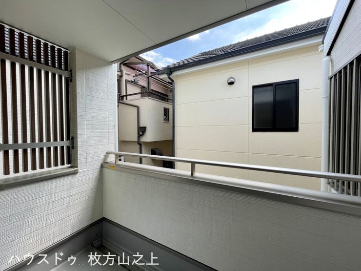 屋根のあるバルコニー。外からの視線にも配慮された空間です。