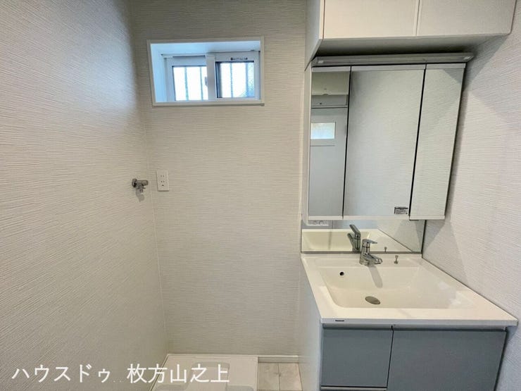 洗面台横に洗濯機置場を配置。家事動線をまとめやすい洗面スペースです。