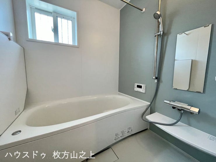 一日の疲れをゆったり癒せるバスルーム。清潔感のある落ち着いた空間です。