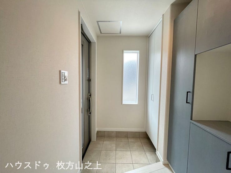 明るく清潔感のある玄関。すっきりとした印象で来客を迎えられます。