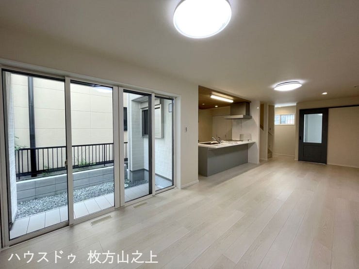 大きな窓から光が差し込む、明るく開放感のあるLDKです。
