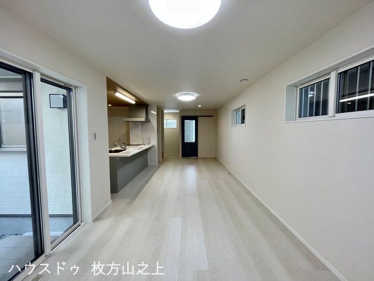 奥行きのあるLDK。家具のレイアウトもしやすいすっきりとした空間です。