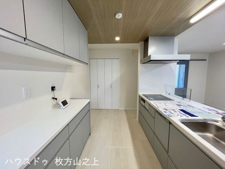 調理スペースをしっかり確保したキッチン。収納も豊富で使い勝手良好です。