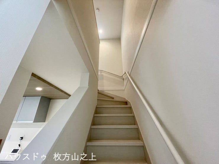 上階へつながる階段。手すり付きで毎日の上り下りにも配慮されています。
