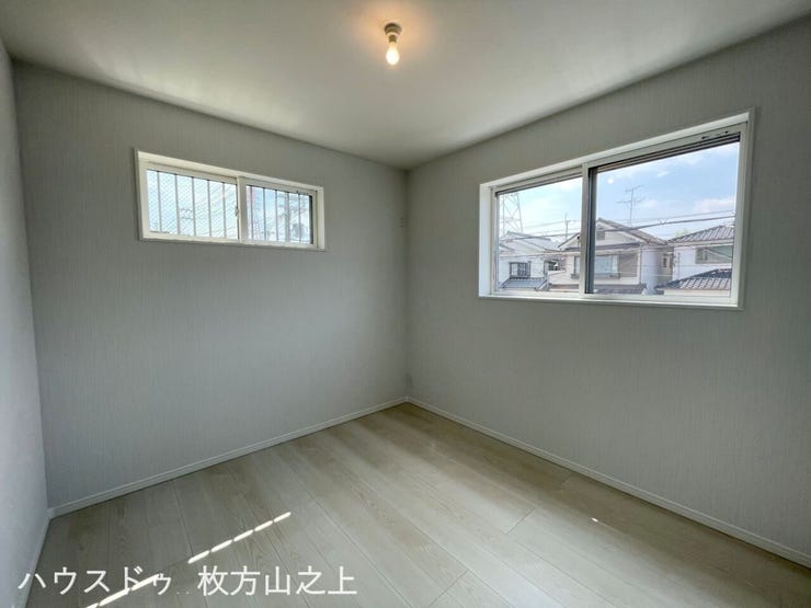 2面に窓を備えた洋室。自然光を取り込みやすい明るい空間です。