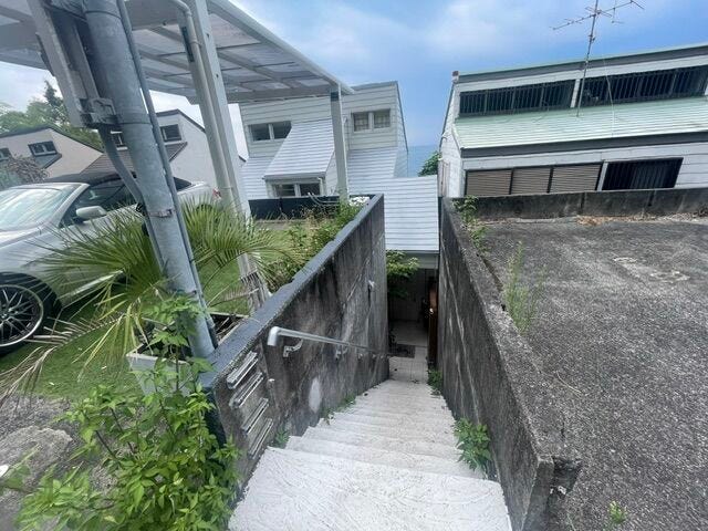 前面道路から玄関までの階段