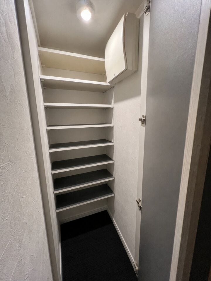 玄関横に便利な大型収納付き。(AI画像処理済み)