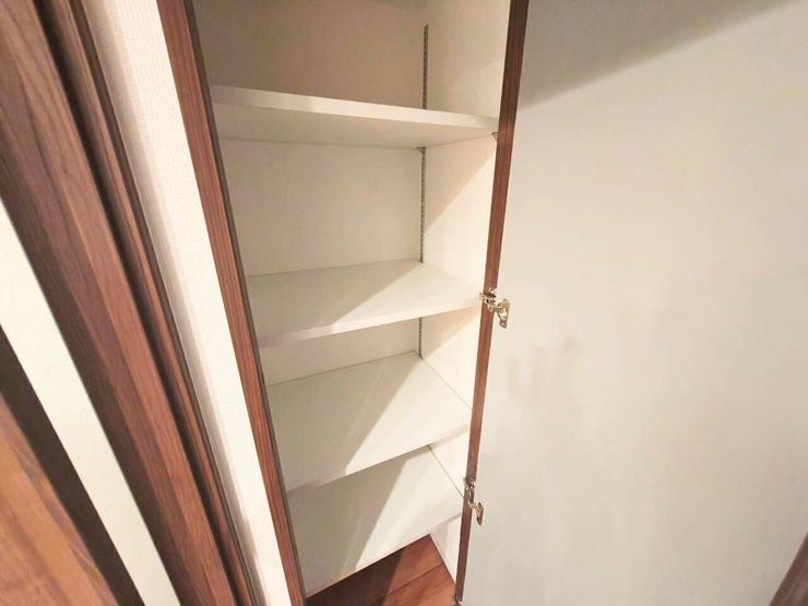 縦の空間を有効に活用した、スリムで無駄のない構造の可動棚付き収納です。木目の美しい扉を閉めることで、生活感をすっきりと隠すことができ、お部屋全体のスマートなインテリアデザインを維持できます。