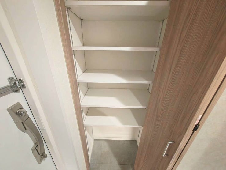 散らかりがちな玄関周りの小物を扉の中にすべて隠せるため、いつでも生活感を抑えた綺麗な玄関をキープ。