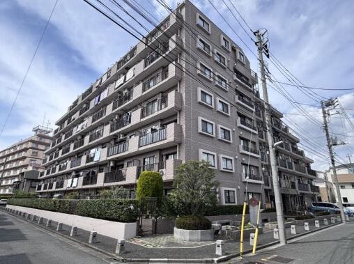 【外観】
重厚感のあるタイル調の外観が印象的な7階建マンション。落ち着いた佇まいで、オートロック・宅配BOXも備えています。