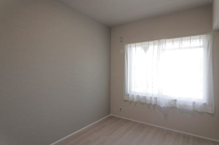 玄関入ってすぐの4.5帖の洋室。
角部屋ならではの2面採光で全居室に窓があり、明るい光に包まれます。