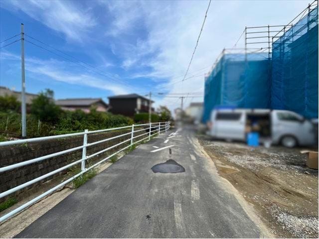 幅員約4mの前面道路です。車1台が余裕を持って通れる道幅です。車はスピードを控えるので事故率の軽減や歩行者も安心して通行できます。