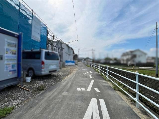 幅員約4mの前面道路です。車がすれ違うには厳しい道幅ですが、車はスピードを抑えて走行するので、お子様にも安全な道幅となっています。