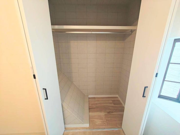開口部が広く物の出し入れがしやすい大容量クローゼット。荷物をすっきりと整理できるため、居室部分を広く清潔に保ってゆったり過ごせます。