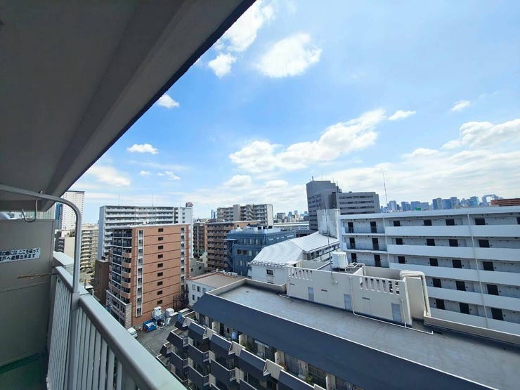 最上階、11階からの眺望は、目の前を遮る高い建物がなく開放的な眺めです。