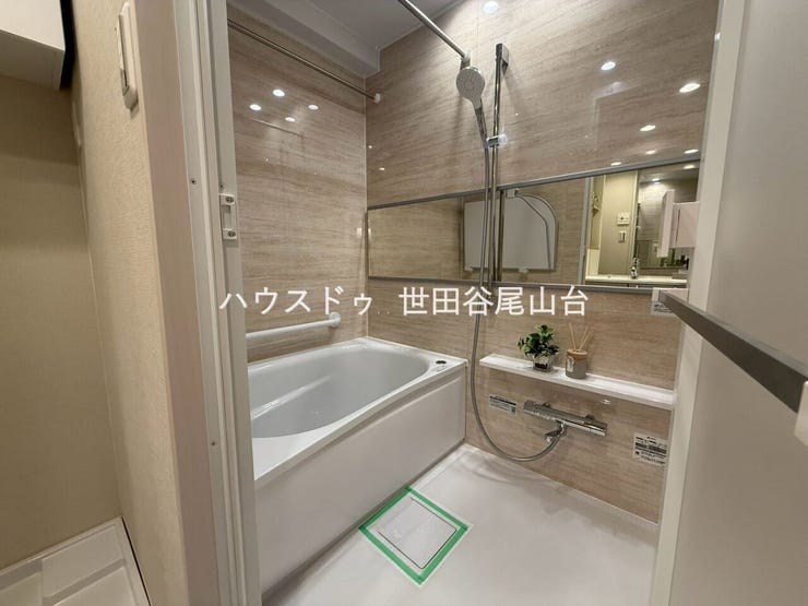 一日の疲れをゆったり癒せる、快適なバスルームです。