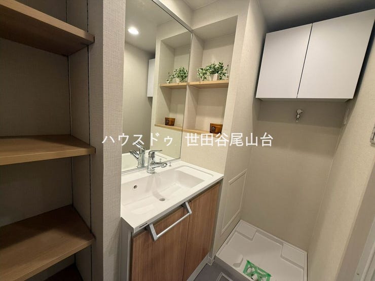 収納スペースを備えた洗面化粧台で、身支度用品もすっきり整理できます。