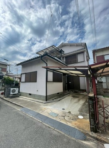 【外観】
落ち着きと伝統を感じさせる瓦屋根が魅力の一戸建て。雨の日も濡れずに乗り降りできる屋根付きカーポートを完備しています。陽当たり良好な閑静な住宅街で、家族みんなで永く安心して暮らせる快適な住環境です。