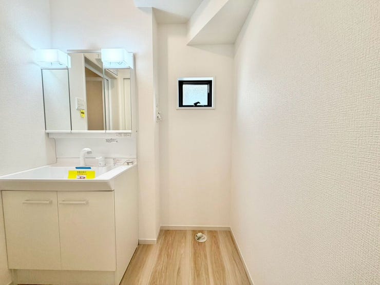 洗濯機を置いても広々としています。戸建てならではの良さです♪