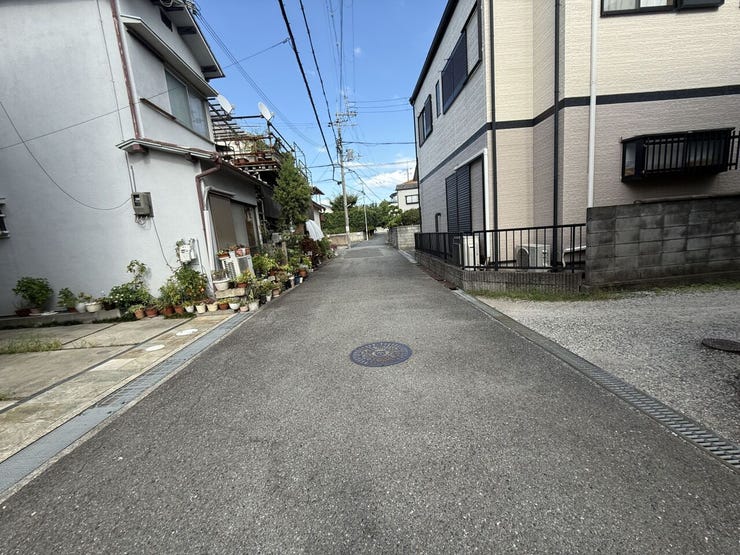 ●【落ち着いた前面道路環境】交通量が少なく安心感のある道路環境。周囲は閑静な住宅街が広がっています。