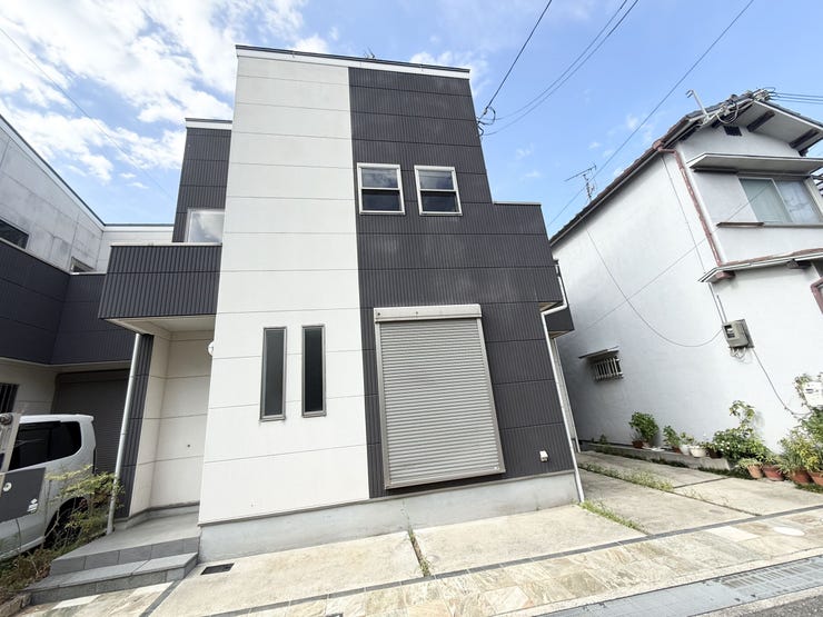 【外観】
落ち着きと伝統を感じさせる瓦屋根が魅力の一戸建て。雨の日も濡れずに乗り降りできる屋根付きカーポートを完備しています。陽当たり良好な閑静な住宅街で、家族みんなで永く安心して暮らせる快適な住環境です。