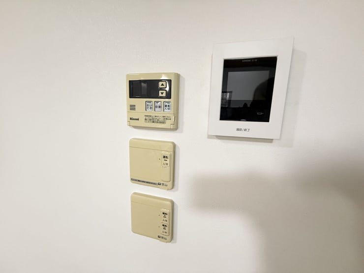 ●【快適な暮らしを支える設備群】TVモニター付きインターホンや給湯リモコンを集約。防犯面でも安心の設備が揃っています。