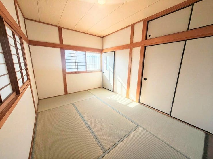 畳の爽やかな香りと障子越しに広がる柔らかな光が特徴。大容量の押し入れと天袋が付いており、布団や季節物の衣類をすっきりと収納できます。