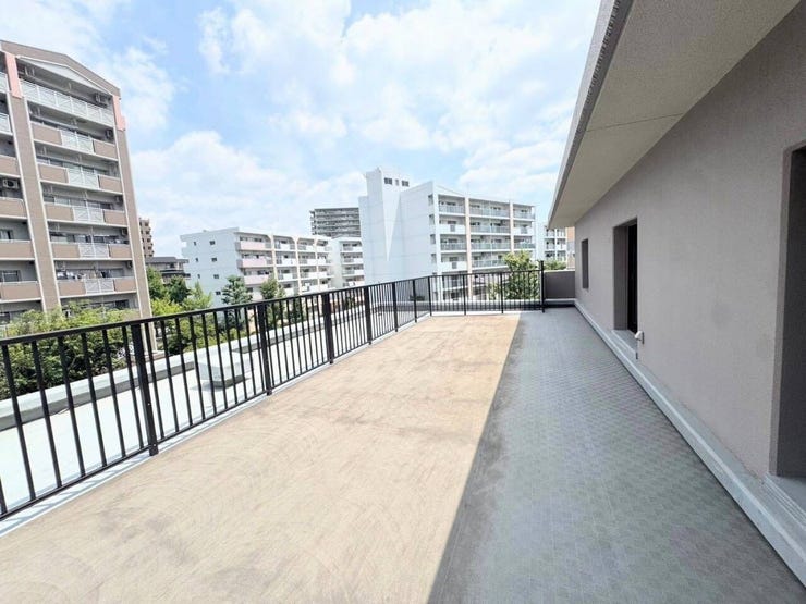 開放感に満ちた広々としたルーフバルコニー(テラス)です。空を広く見渡せる心地よい空間で、ガーデニングや日光浴など、住まいでの楽しみ方が広がります。