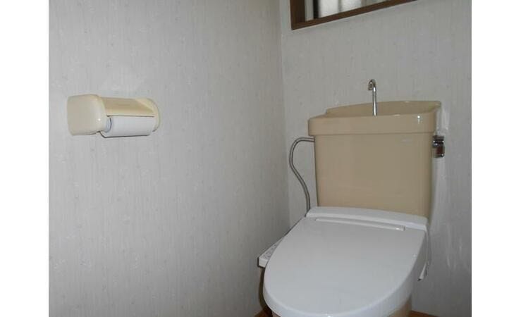 ●【手洗いタンク・温水洗浄便座付き】清潔感のあるコンパクトなトイレ空間。上部や側面の納まりもすっきりしています。