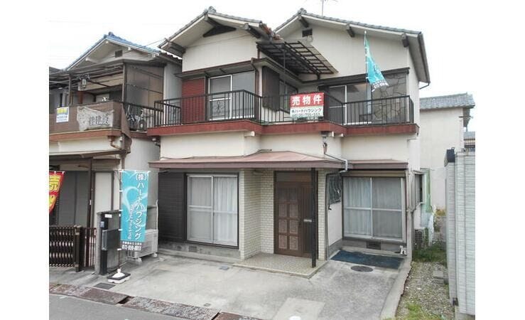 【外観】
●【落ち着きのある外観×カースペース完備】2階にゆとりあるバルコニーを備えた和モダンテイストな外観設計。前面にはお車の出し入れがスムーズな駐車スペースが確保されています。