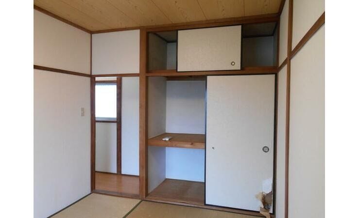 ●【大容量の天袋付き押入】布団や季節物の家具をたっぷり収納できる押し入れ。お部屋を広く保てます。