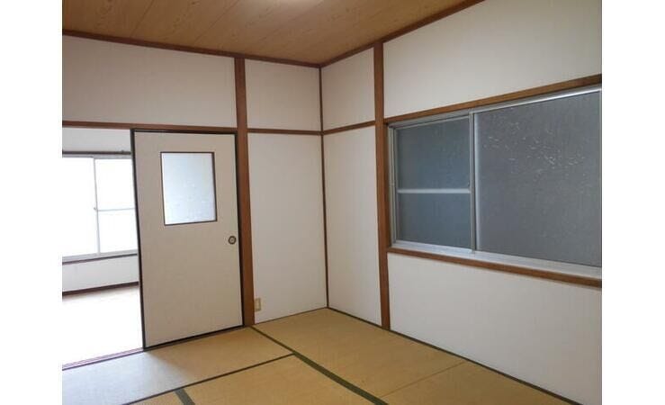 ●【風通しの良い2面採光】明るく清潔感のある和室空間。引き戸を開ければ隣室との行き来もスムーズです。