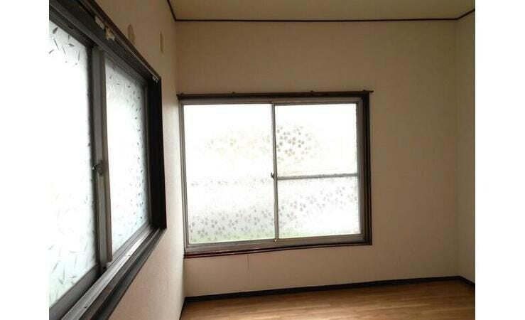 ●【2面採光で明るい室内】窓が2カ所にあり風通し・陽当たり良好。ナチュラルなフローリングでレイアウトしやすいお部屋です。