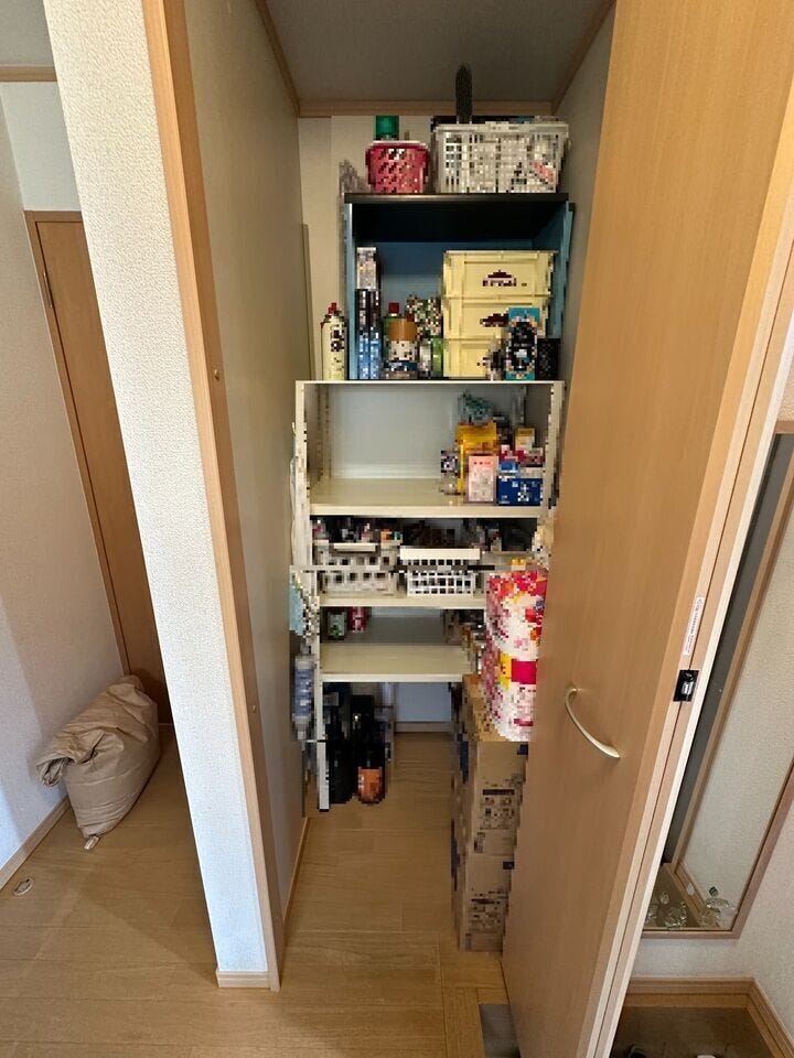 *玄関横物入*