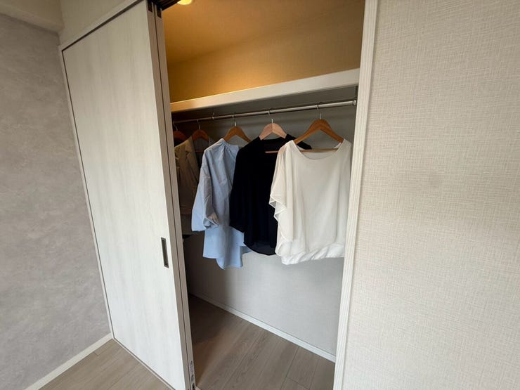 ハンガーパイプ付きのクローゼットで、お洋服を掛けたまま収納できます。
