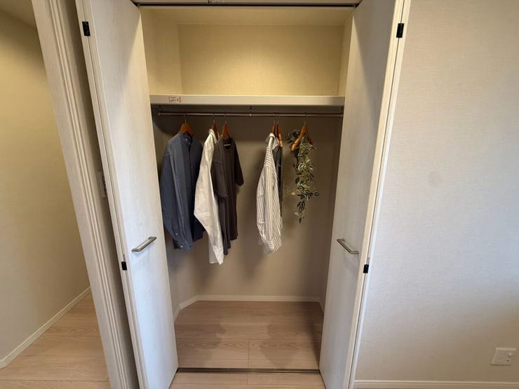 ハンガーパイプ付きのクローゼットで、お洋服を掛けたまま収納できます。