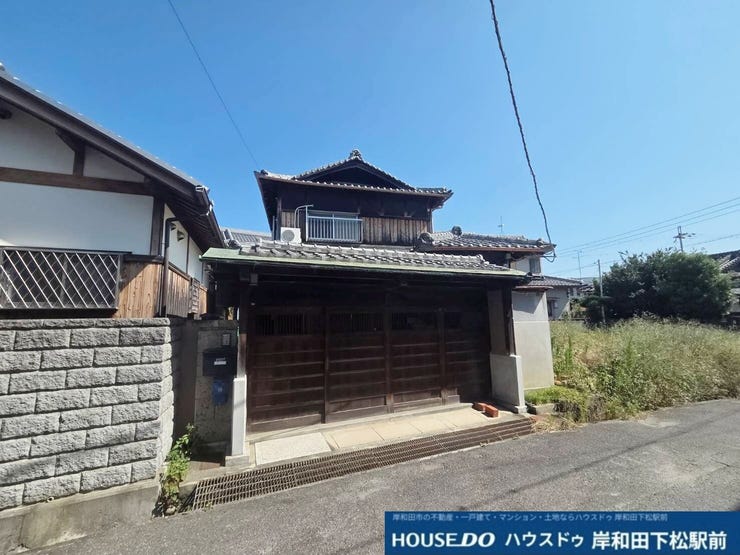 【外観】
閑静な住宅街に位置する46坪の土地です。前面道路は約4m。建築条件がないため、お好きなハウスメーカーで自由設計の理想のマイホームを建てられます。