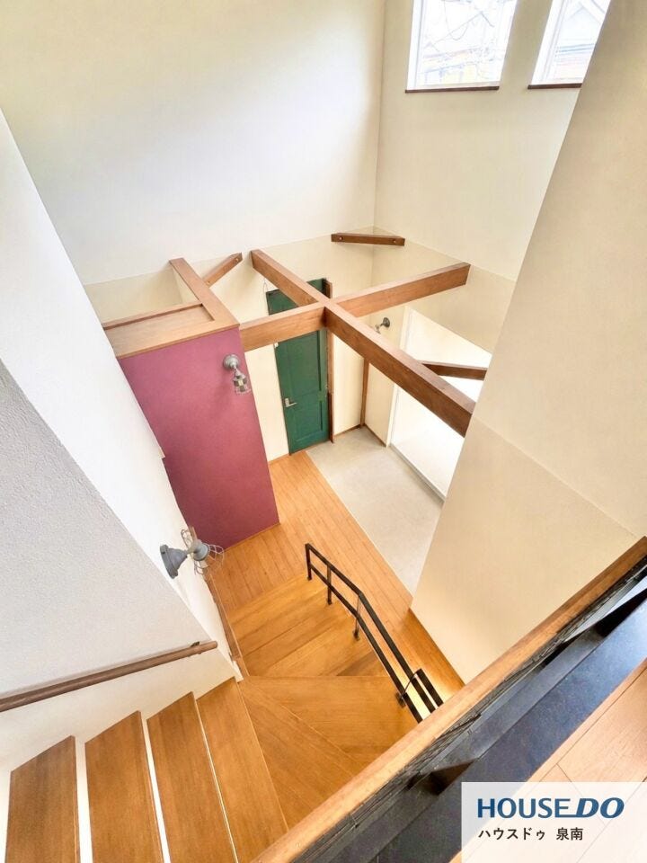 開放感あふれる吹抜け空間♪高窓からやわらかな光が差し込み、玄関まわりを明るく心地よい雰囲気に演出します!