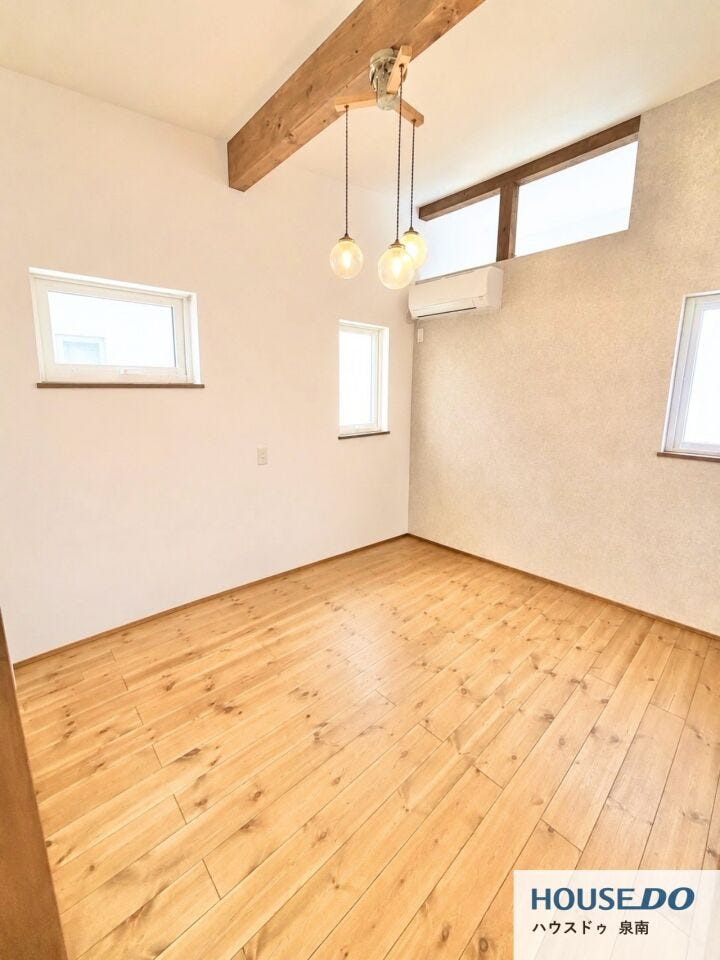 大きな窓からは快適な光を取り入れ、通気性能を上げる事で居心地の良い空間を演出します。多くの時間を過ごす住まいだからこそ、いつも快適な場所であるように考えられた居室です。