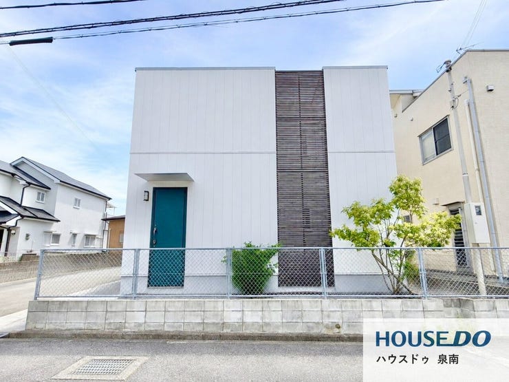 【外観】
白を基調としたスタイリッシュな外観♪木目調のアクセントが映える、シンプルながらも洗練されたデザインです!※写真はCG加工により家具などを削除しています。