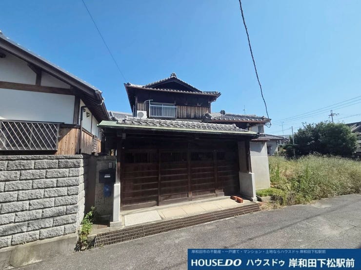 【外観】
閑静な住宅街に位置する46坪の土地です。前面道路は約4m。建築条件がないため、お好きなハウスメーカーで自由設計の理想のマイホームを建てられます。